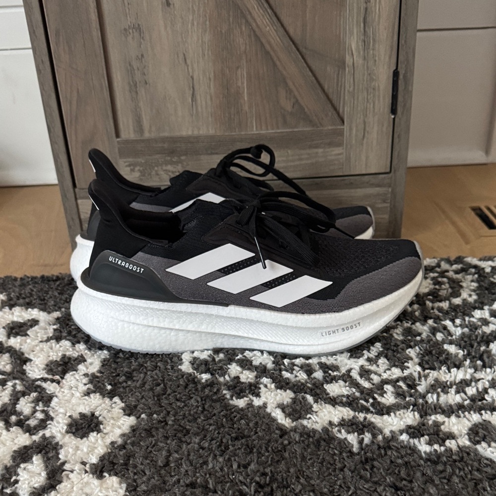 adidas women’s Ultraboost 5x black white Running Sneakers new 8.5